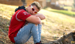 Joven triste porque sus amigos pensaron que iba a fiesta temática tuky y él sí se viste así