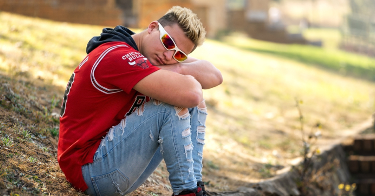 Joven triste porque sus amigos pensaron que iba a fiesta temática tuky y él sí se viste así