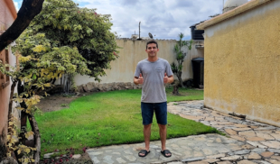 Joven asegura que a él no le afectan las fallas de servicios en Venezuela porque fundó su propio país en su patio
