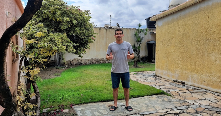 Joven asegura que a él no le afectan las fallas de servicios en Venezuela porque fundó su propio país en su patio
