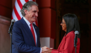 Gobierno firma convenio con EE.UU. para que venezolanos puedan ir a cargar el teléfono