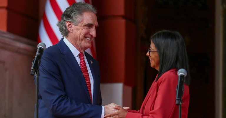 Gobierno firma convenio con EE.UU. para que venezolanos puedan ir a cargar el teléfono