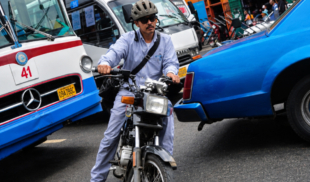 Becerro le quita el silenciador a la moto para que todos se enteren que también es un mamagüevo