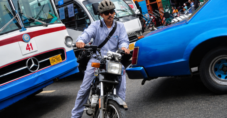 Becerro le quita el silenciador a la moto para que todos se enteren que también es un mamagüevo