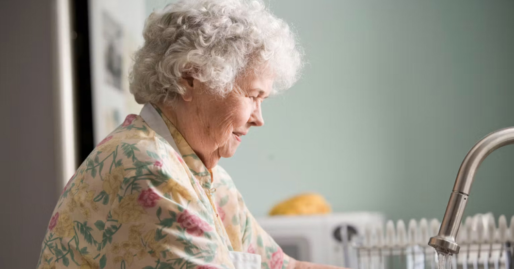 "Antes no existía eso del autismo", dice abuela mientras limpia colección de 847 platos y cubiertos