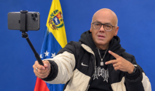 Jorge Rodríguez explica que desfalcar el país, dejar los hospitales sin insumos y torturar presos era un reto viral de TikTok