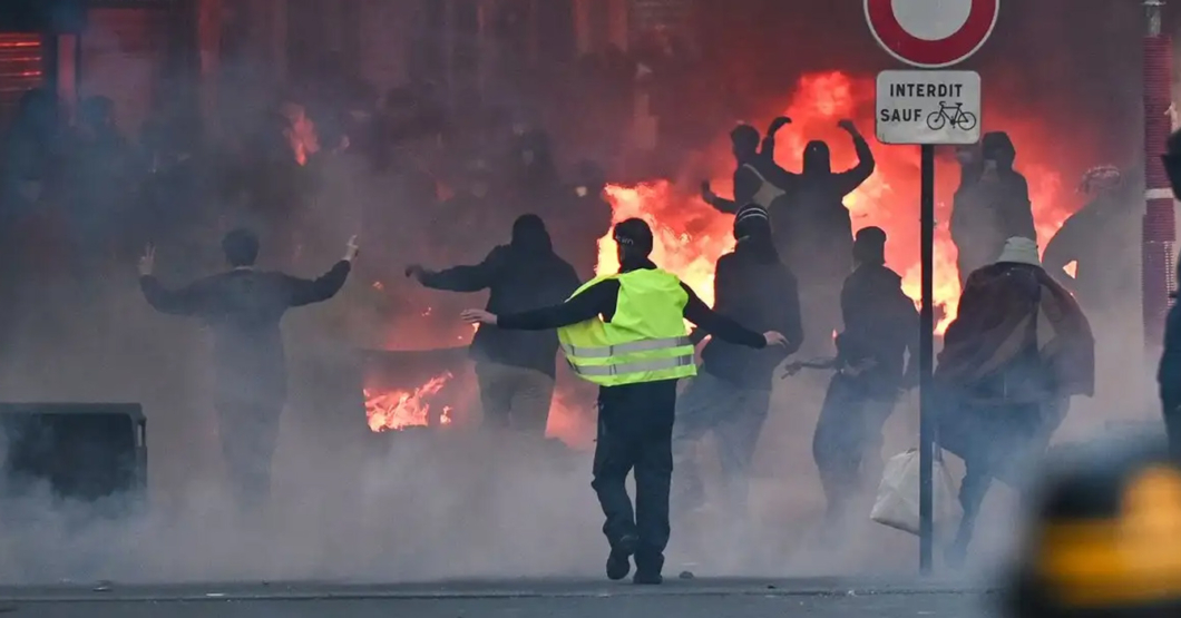 Franceses destruyen Francia para que Francia esté mejor