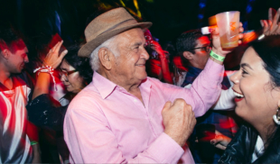 Familia le compra al abuelo entrada para La Clave y misteriosamente le deja de doler la cadera