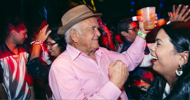 Familia le compra al abuelo entrada para La Clave y misteriosamente le deja de doler la cadera