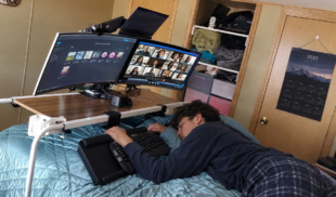 Chamo que hace homeoffice domina la técnica de unirse a la llamada mientras sigue dormido