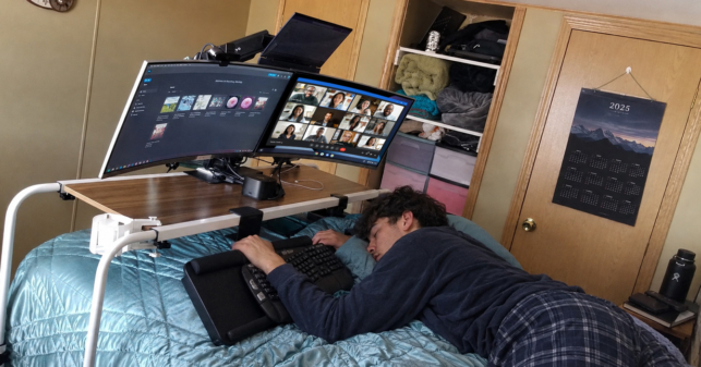 Chamo que hace homeoffice domina la técnica de unirse a la llamada mientras sigue dormido
