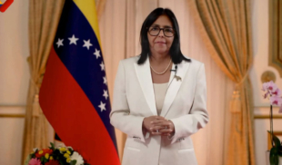 Delcy hace cosplay de Maria Corina